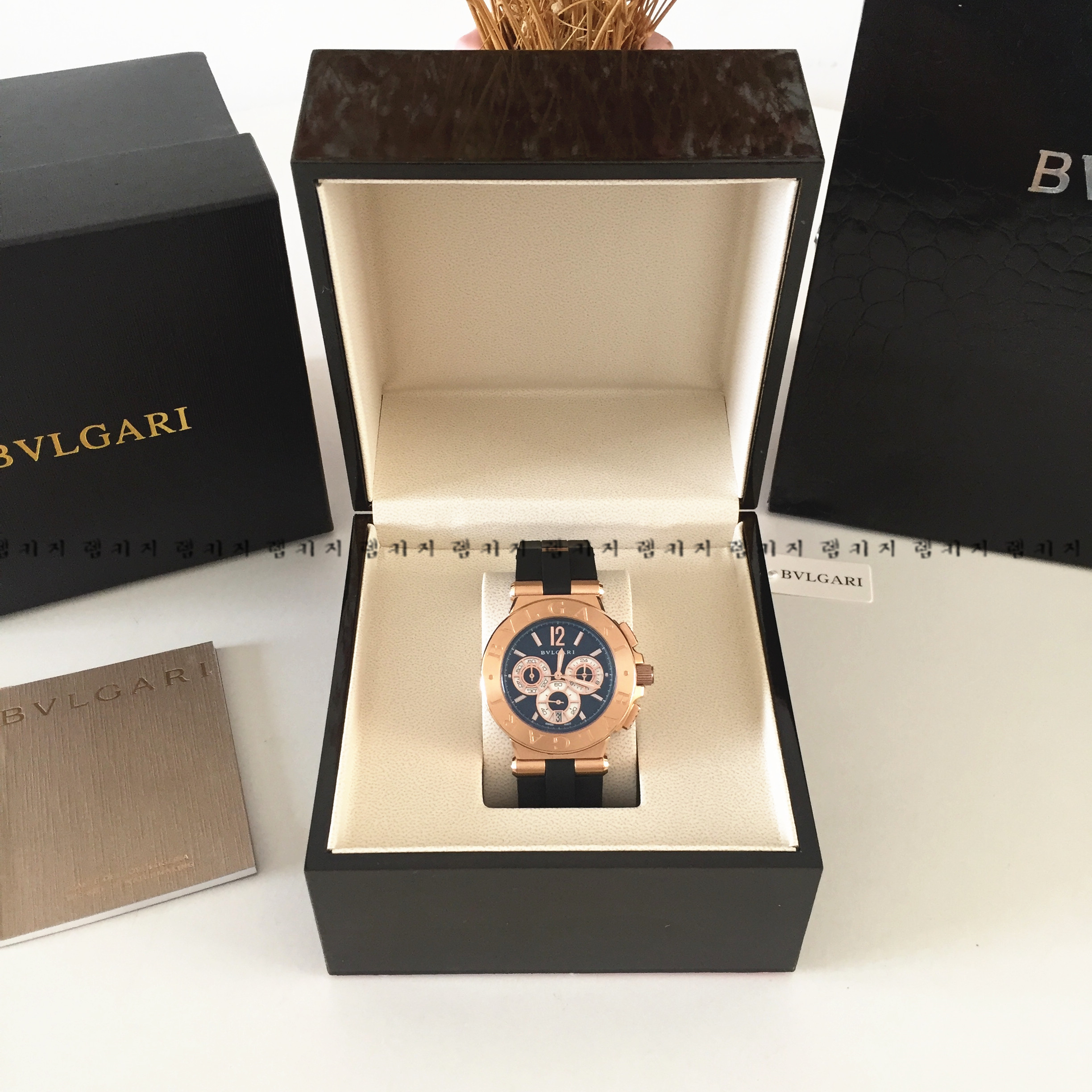 불가리 디아고노 금장 블랙다이얼 우레탄시계